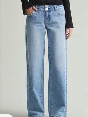Mid-Rise Straight Leg Women’s Jeans in Light Blue Wash